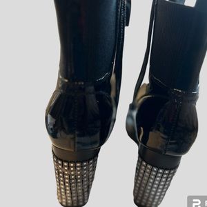 Woman black patent, leather platform, studed Hill boots